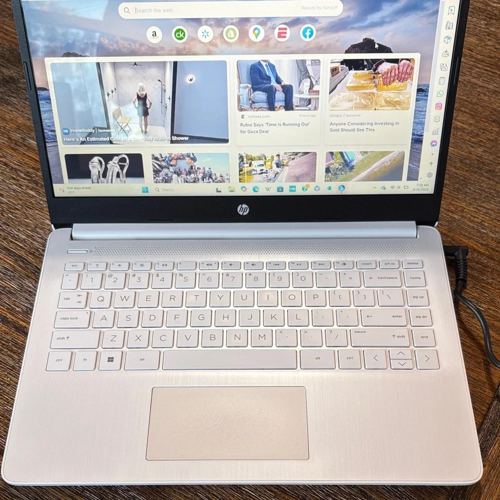 HP white Laptop